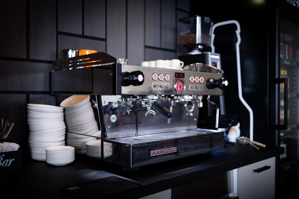 Professionelle Espressomaschine im Café Masa Krefeld