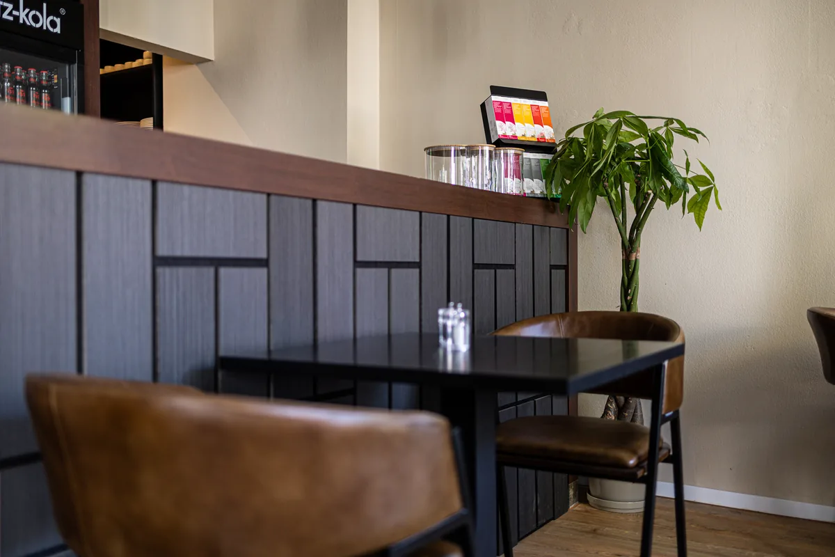 Gemütliche Sitzecke mit Ledersesseln – Café Masa Krefeld