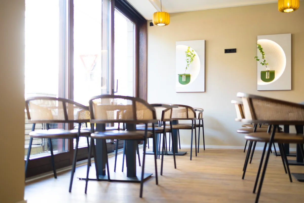 Innenraum mit gedeckten Tischen – Café Masa Krefeld