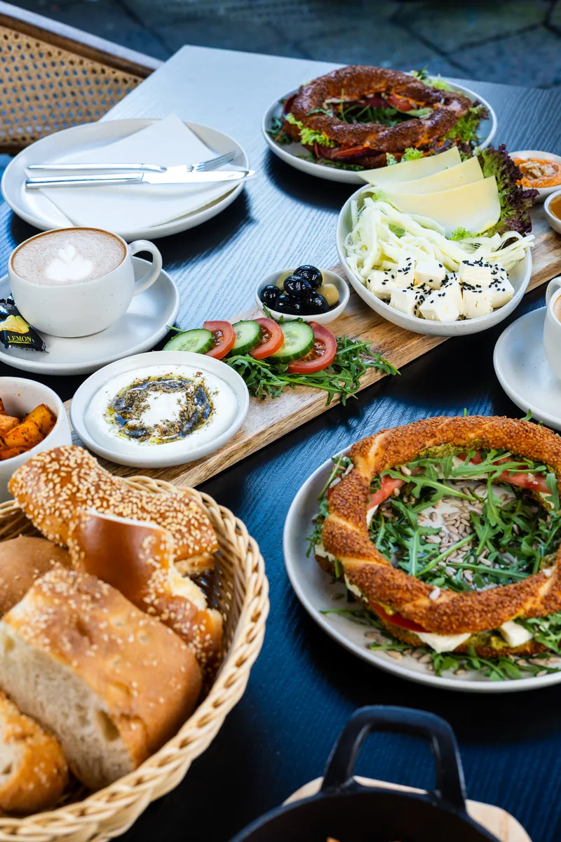 Frühstücksbrett mit Cappuccino, Hummus und Mezze – Café Masa Krefeld