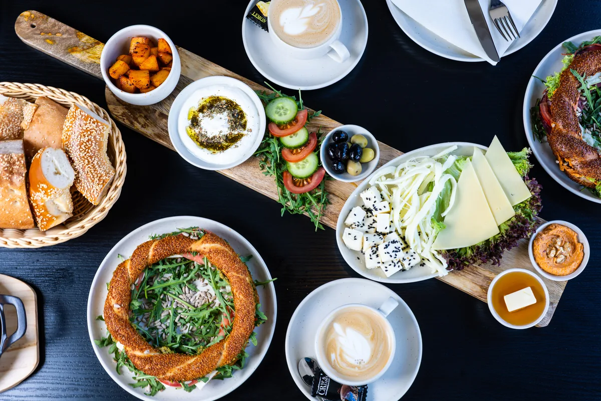Frühstücksbrett von oben mit Cappuccino, Simit und Mezze – Café Masa Krefeld