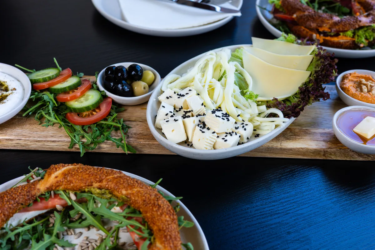 Große Frühstücksplatte mit Mezze, Simit und türkischem Tee – Café Masa Krefeld