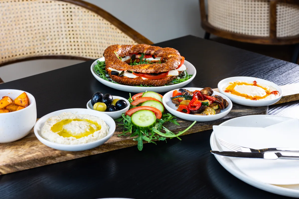 Orientalisches Frühstück mit Simit, Mezze und Oliven – Café Masa Krefeld